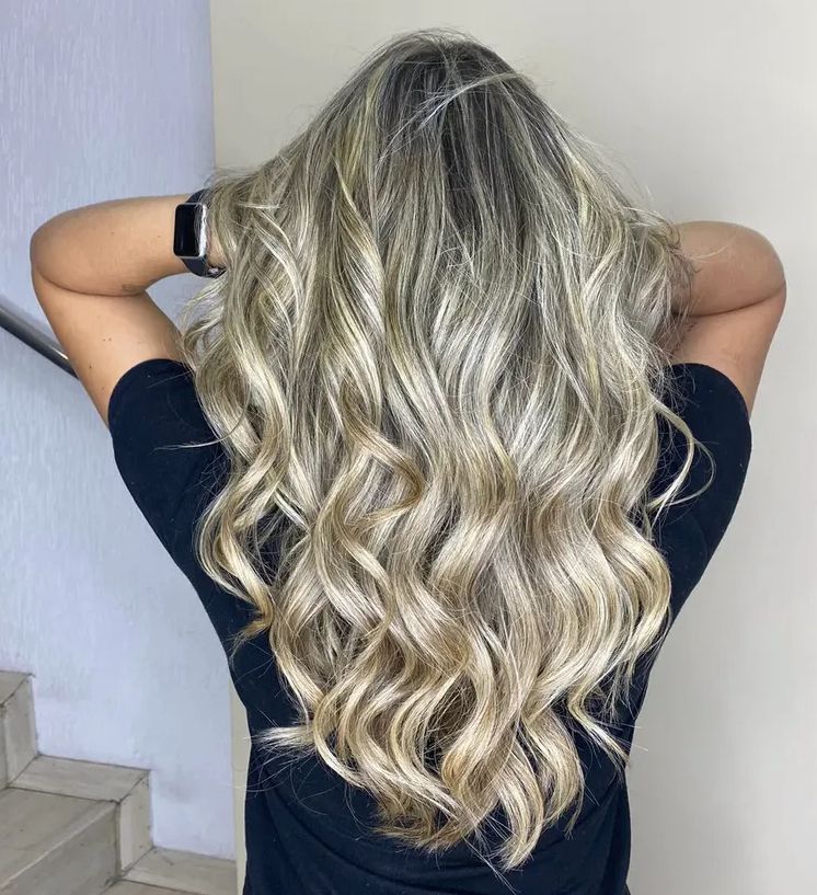 Cabelo com ondas e brilho em atendimento de cabeleireiro na Savassi