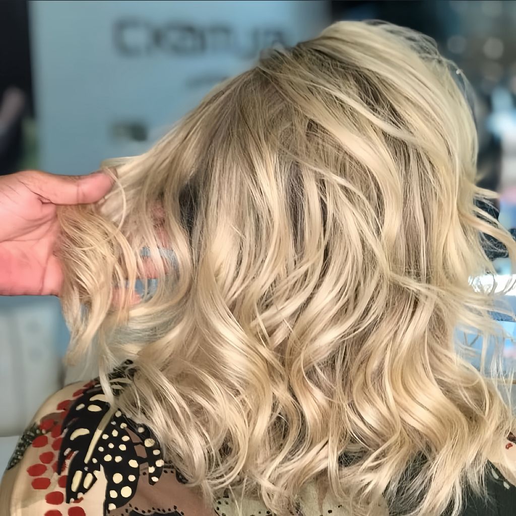 Finalização de cabelo loiro em salão premium de Belo Horizonte