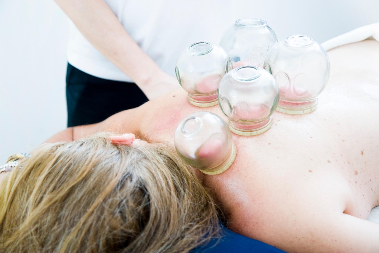 Massagem com ventosas para alívio de tensões musculares