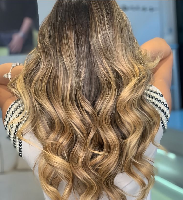 Morena iluminada com ondas em atendimento de cabeleireiro na Savassi em Belo Horizonte